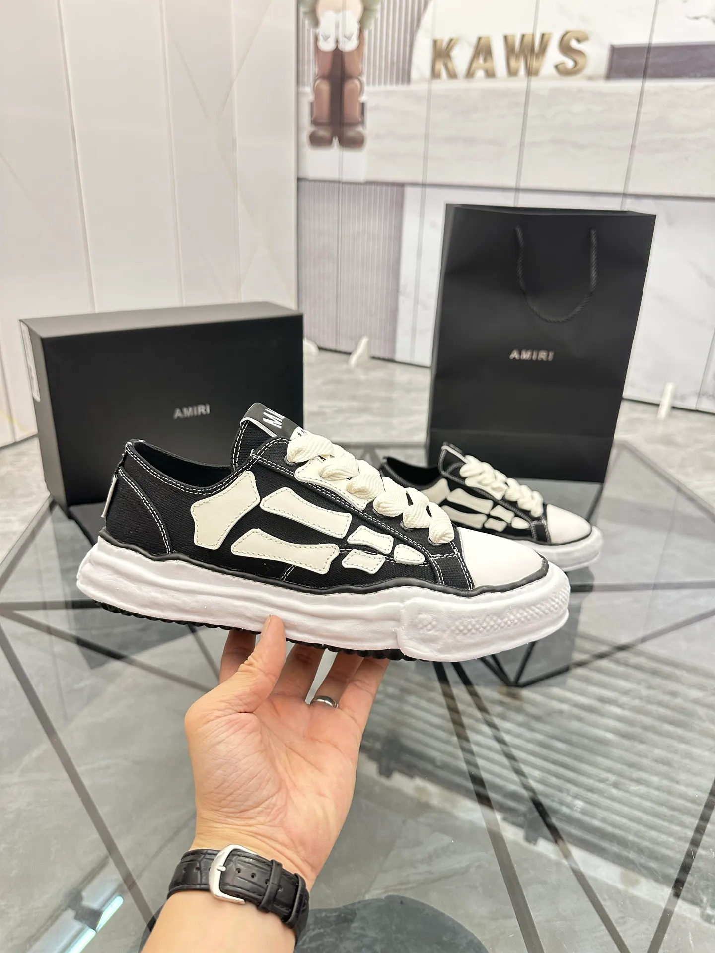 Men's shoes: 💰P520¥ High-end quality Product trademark: AMIRI* "Emil*" low-top casual shoes Regular size: 39-45 (can be customized to 46) Product materials: Upper imported original fabric spliced ​​cowhide, breathable lining, original outsole. Number: 525